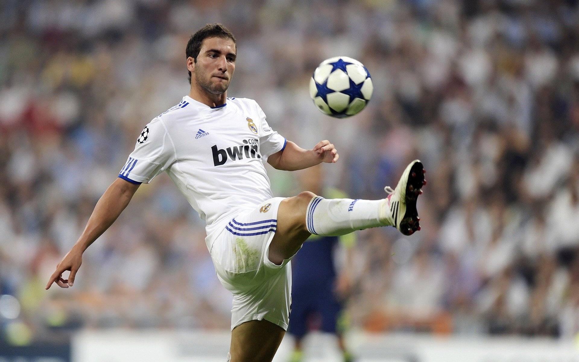 英超焦点赛事,比分3-2,比赛中关键传球成功率达85%,控球率68%,英超控球率排名